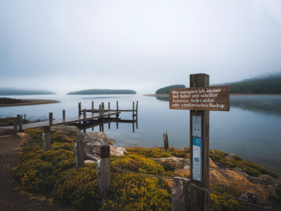 Wie navigiere ich sicher bei nebel und schlechter sicht: praxistipps zur orientierung ohne gps oder elektronisches backup