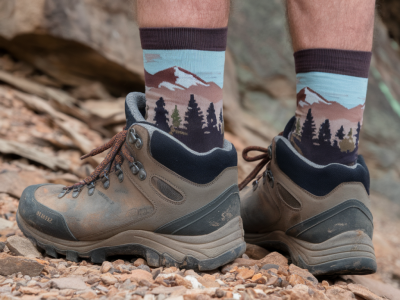 Welche socken- und schnürtechniken reduzieren blasen und heißstellen auf langen alpinen trails?